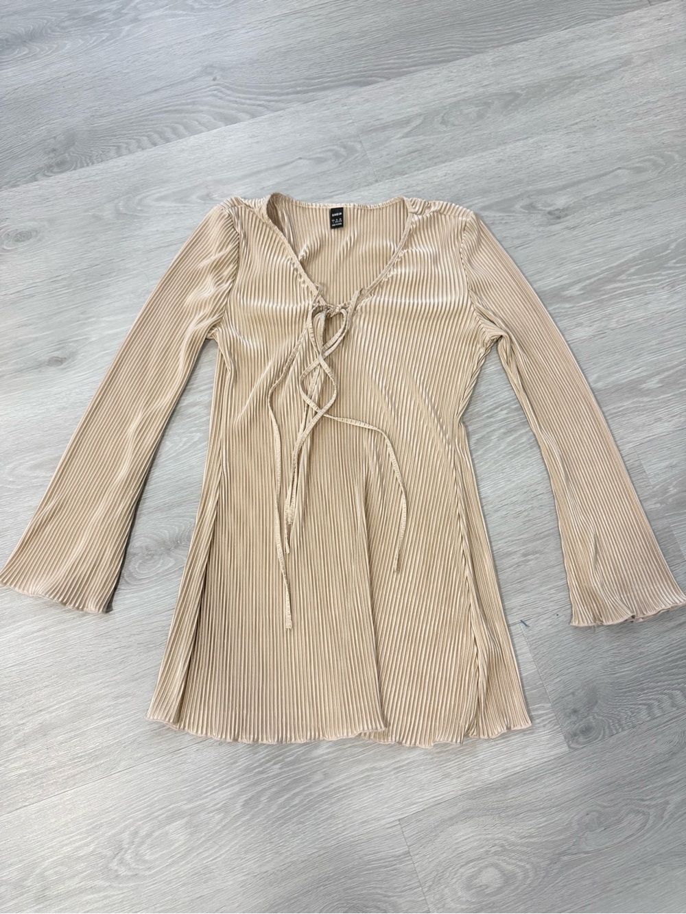 SHEIN Privé beige long-sleeve plissé mini dress